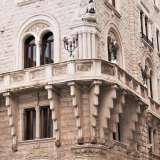 L'edificio si trova in via Cognetti 36, dove le bianche pietre di Trani del suo rivestimento duettano col rosso del vicino teatro Petruzzelli